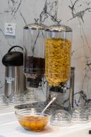 una licuadora llena de comida en la parte superior de un mostrador en HOTEL DUNĂREA, en Mamaia