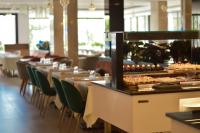 rzędu stołów w restauracji z jedzeniem w obiekcie Golden Carthage Hotel Tunis w mieście Gammarth