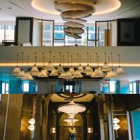 einen großen Kronleuchter, der von der Decke eines Gebäudes hängt in der Unterkunft Apec Mandala Chambay Mũi Né in Ấp Nhơn Ðúc