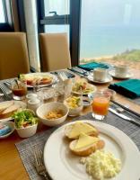 einen Tisch mit einem Frühstücksteller darauf in der Unterkunft Apec Mandala Chambay Mũi Né in Ấp Nhơn Ðúc