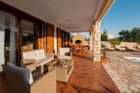 Bazén v ubytování Villa Sara - perfect family holiday nebo v jeho okolí