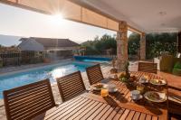 Bazén v ubytování Villa Sara - perfect family holiday nebo v jeho okolí