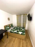 a room with a bed and a desk in it at Magnifique appartement de 4 chambres 8 personnes max à 20 minutes de Paris in Antony