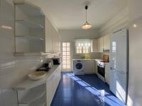 Kuchyňa alebo kuchynka v ubytovaní 2-bedroom apartment in Athina (Filopappou)