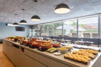 Una línea de buffet con muchos tipos diferentes de comida. en Mercure Sao Paulo JK, en São Paulo