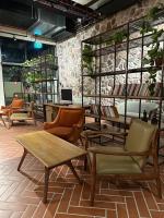 ein Zimmer mit mehreren Stühlen und Tischen in einem Geschäft in der Unterkunft Hotel Shoshana - Adults Only in Eilat
