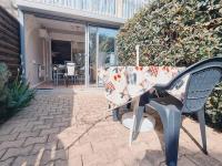 Patio alebo iná vonkajšia časť ubytovania Studio cosy avec jardinet, parking privatif et WiFi gratuit - Proche Thermes et Étang de Thau - FR-1-503-148