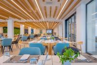 En restaurant eller et andet spisested på Radisson Beach Resort Larnaca