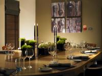 una larga mesa de madera con copas de vino. en De Vere Horsley Estate, en Leatherhead