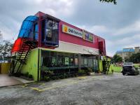 un edificio con un coche aparcado delante en On Pool Villa, en Fort Stotsenburg