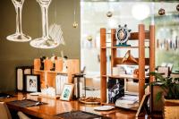 een tafel met glazen en een klok op een plank bij Beijing Marriott Hotel Northeast in Beijing