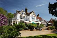 una gran casa blanca con sombrillas en Rowhill Grange Hotel &amp; Utopia Spa, en Dartford