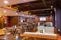 um restaurante com mesas, cadeiras e um bar em Tokyo Hotel Phan Rang em Thôn Mỹ Phước