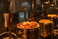 チュンチョンにあるLEGOLAND Korea Resort Hotelのカウンターの上に食べ物が入った鍋がいくつかある