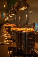 チュンチョンにあるLEGOLAND Korea Resort Hotelのカウンターの上に並んだカップケーキのパン