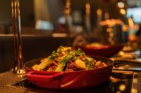 チュンチョンにあるLEGOLAND Korea Resort Hotelの食卓に座った赤い鉢