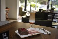 uma bebida e um pedaço de bolo numa mesa em Crown Salamis Hotel em Famagusta