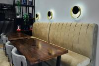 uma sala de jantar com mesa e cadeiras de madeira em Crown Salamis Hotel em Famagusta