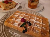 ein Teller mit einem Stück Waffeln auf einem Tisch in der Unterkunft L'Oasienne in Lissac et Mouret