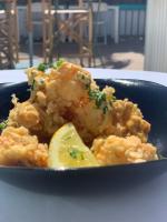 Staniel CayEMBRACE Resort的一小盘带虾和柠檬的食物