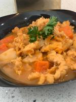 Staniel CayEMBRACE Resort的桌上有一盘虾和蔬菜