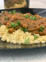 Staniel CayEMBRACE Resort的盘子,有肉和米饭