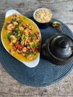 ein Teller Essen mit einer Schüssel Essen mit Reis in der Unterkunft Soleluna Casa Pousada in Trancoso