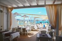 En restaurant eller et andet spisested på Galera Beach Boutique Art Villas with Private Pools, Free Wifi & BBQ, Corralejo by Amazzzing Travel