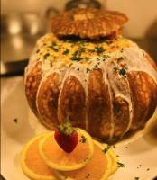 una pagnotta di pane con una fragola sopra di Bangalo Maya em Guaratiba a Prado