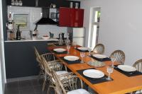 Kuchnia lub aneks kuchenny w obiekcie Apartments PineWood Villa