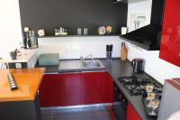 Kuchnia lub aneks kuchenny w obiekcie Apartments PineWood Villa