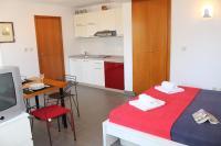 Kuchnia lub aneks kuchenny w obiekcie Apartments PineWood Villa