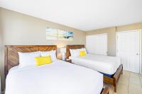 Great Ocean View Condo, Near Beach with Free Parking!にあるベッド