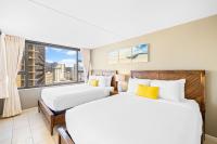 Great Ocean View Condo, Near Beach with Free Parking!にあるベッド