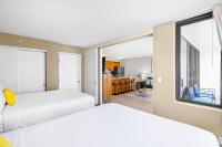 Great Ocean View Condo, Near Beach with Free Parking!にあるベッド