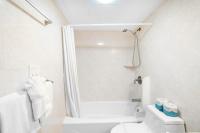 Great Ocean View Condo, Near Beach with Free Parking!にあるバスルーム