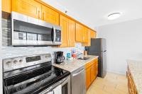 Great Ocean View Condo, Near Beach with Free Parking!にあるキッチンまたは簡易キッチン