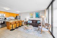 Great Ocean View Condo, Near Beach with Free Parking!にあるキッチンまたは簡易キッチン
