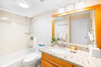 Great Ocean View Condo, Near Beach with Free Parking!にあるバスルーム