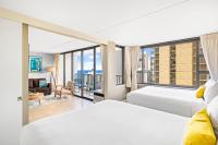 Great Ocean View Condo, Near Beach with Free Parking!にあるベッド