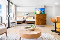 Great Ocean View Condo, Near Beach with Free Parking!にあるベッド