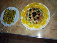a table with two plates of food and some oranges at ECOLODGE MISS ROSE CHEZ LA FAMILLE in Boumalne