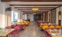 En restaurant eller et andet spisested på Rudra Imperial Resort