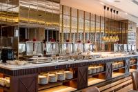 ニャチャンにあるBest Western Premier Marvella Nha Trangの料理のビュッフェを楽しめるレストラン