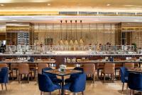 ニャチャンにあるBest Western Premier Marvella Nha Trangのテーブルと椅子とバーのあるレストラン