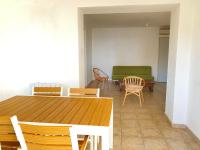 ein Wohnzimmer mit einem Tisch, Stühlen und einem Sofa in der Unterkunft Grande villa face à la plage, superbe vue mer in La Seyne-sur-Mer