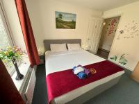 Postel nebo postele na pokoji v ubytování London 2 Bed 2 Bath Apartment Holiday Home - Free Parking - 3min walk to the Train station - 19min to London Liverpool Street 5min to Victoria Line 1GB Broadband super fast Internet GROUND FLOOR 100s of shops restaurants bakeries 24-hour ASDA superstore