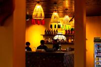 twee mensen zitten aan een bar in een restaurant bij Black Ship Sapa in Sa Pa