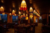 een restaurant met tafels en kroonluchters in een kamer bij Black Ship Sapa in Sa Pa