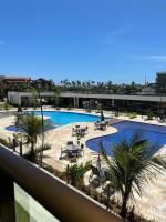 vistas a una piscina con sillas y mesas en Mana Beach Experience, en Ipojuca